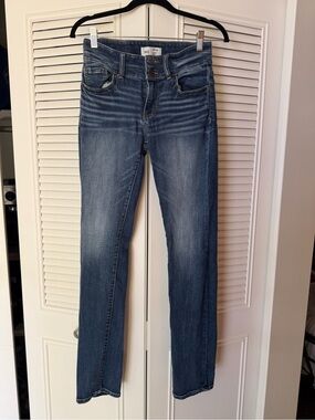 Buckle Women's Straight Leg Jeans in Medium Blue Wash